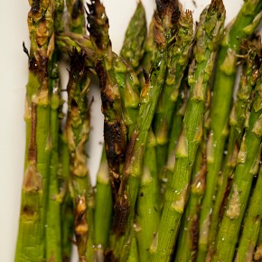 salted grilled asparagus, asparagus, grilling, easy entertaining, side, vegetable, new years eve entertaining